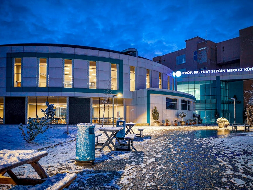 Moderní budova univerzity se skleněnou fasádou